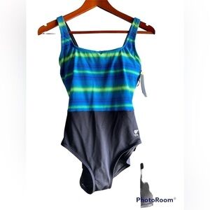 NWT TYRA ONE PEICE SWIMSUIT, Size 6.